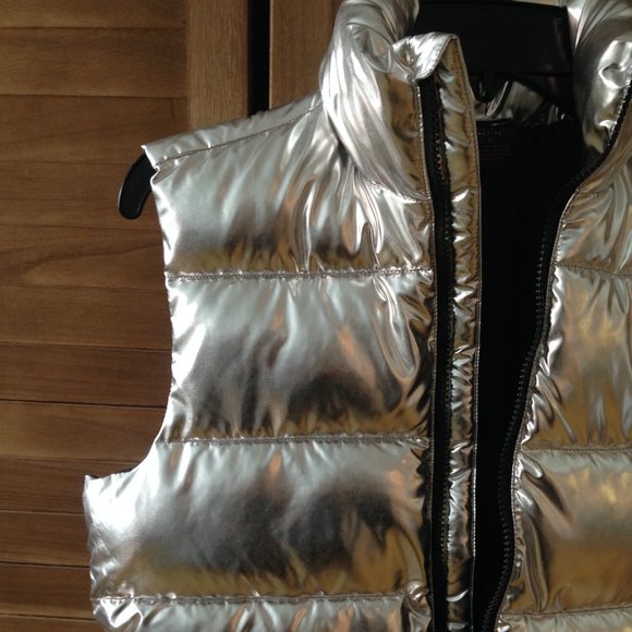 Gift for Lis*****Cute Silver Puffer Vest Full Zip Front, NWOT, Small - Picture 3 of 12